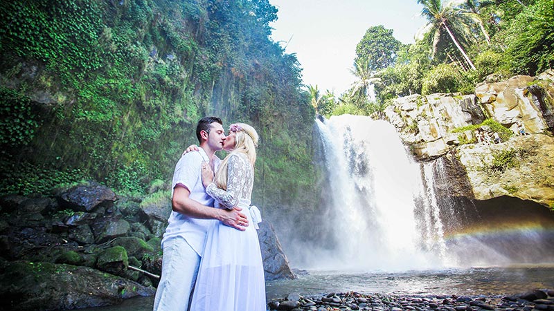 Jeff and Elena is a newly married couple from Spain who are doing tour to several countries including Indonesia to celebrate...