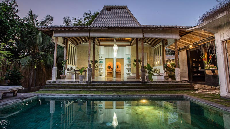 Situated in the middle of Canggu village, this villa has a classic design with joglo shapped main house. Medium sized square pool...