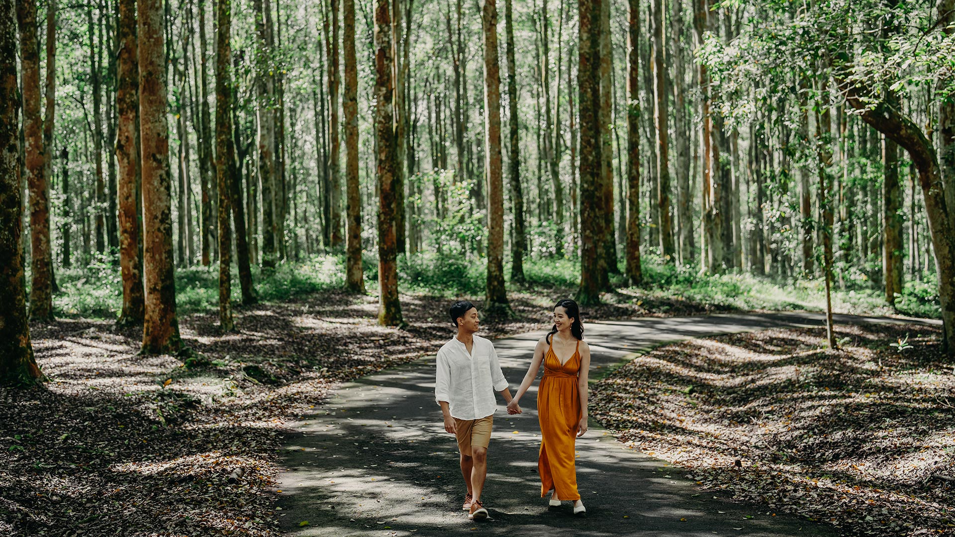 JACK AND ALISON PREWEDDING - BEDUGUL, LAKE TAMBLINGAN Jack and Alison, a lovely couple from Tiongkok, chose the enchanting natural landscapes of Bali for their unforgettable prewedding photoshoot...